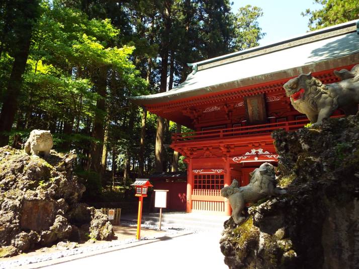 富士山東口本宮 冨士浅間神社の神門と狛犬
