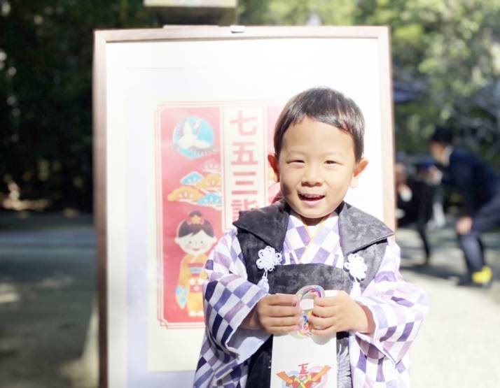 熊本県山鹿市にある彦嶽宮のポスターとともに記念撮影をする男の子