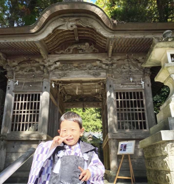 熊本県山鹿市にある彦嶽宮の楼門前で記念撮影をする男の子