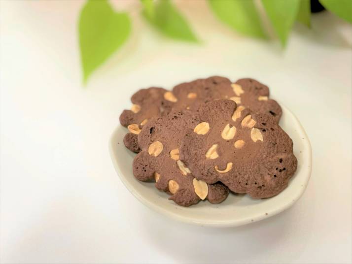 「株式会社日の丸製菓」で製造される人気商品の一つ「チョコピーナッツ」