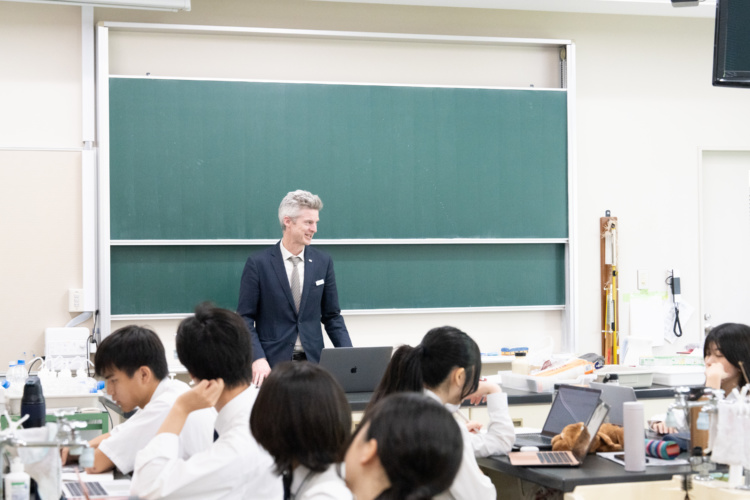 広尾学園小石川中学校・高等学校のインターナショナルコースの授業風景