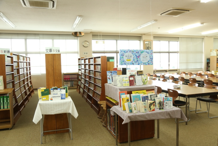 広島学院中学校・高等学校の図書室