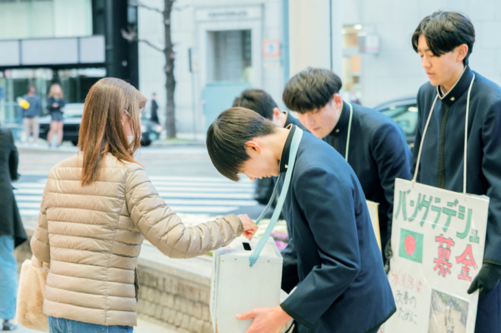 募金活動を行う広島学院中学校・高等学校の生徒たち