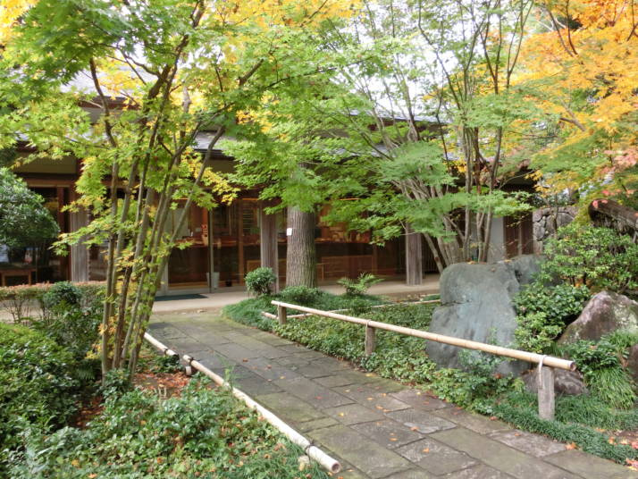 久伊豆神社の社務所の前庭