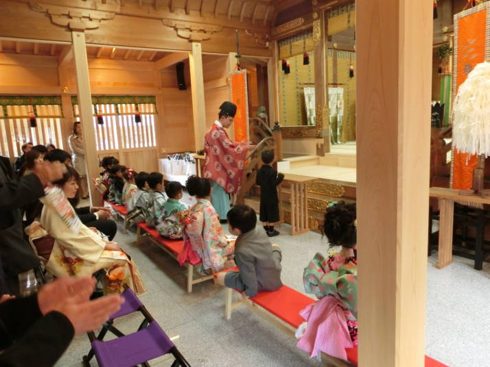 久伊豆神社の七五三の祈祷風景