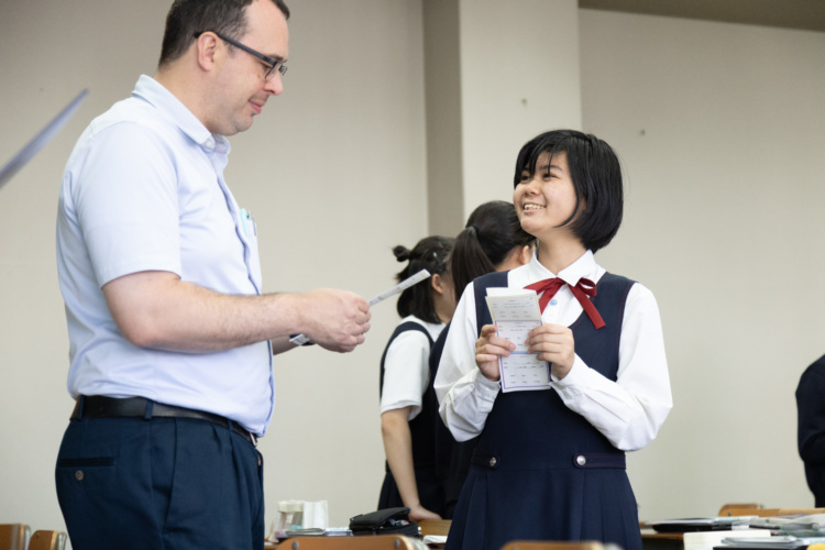 広島女学院中学高等学校のネイティブ教師による英会話の授業風景