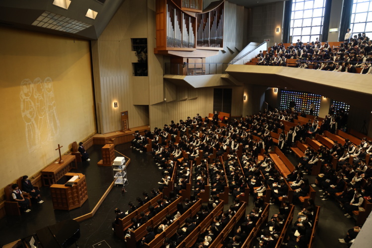 広島女学院中学高等学校のゲーンスホールで実施される礼拝の様子
