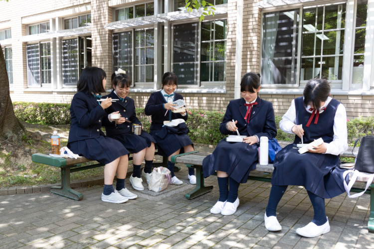 広島女学院中学高等学校の中庭でランチを楽しむ生徒たちの様子