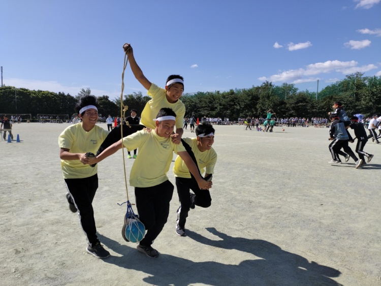 本庄第一中学校の生徒らが体育祭の競技に参加するようす