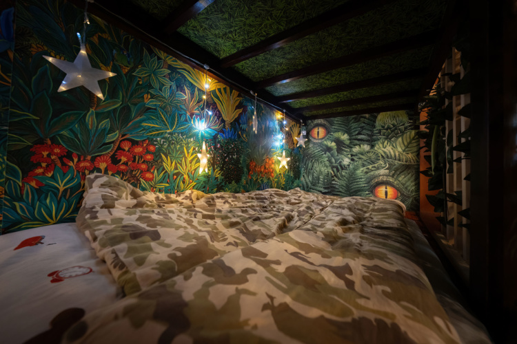 宝生亭の客室恐竜ルーム「T-Rex」の二段ベッドのイルミネーション