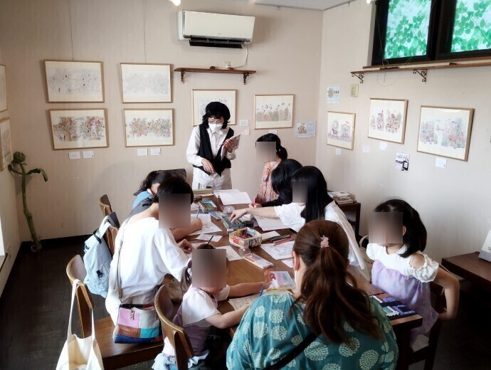 ハックルベリーブックスで行われたイベント「絵本作家さんとぬり絵教室」の様子