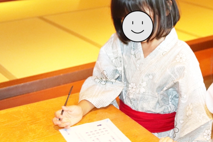 兵庫県・有馬温泉にある老舗旅館「兵衛向陽閣」のクイズラリーに参加する女の子