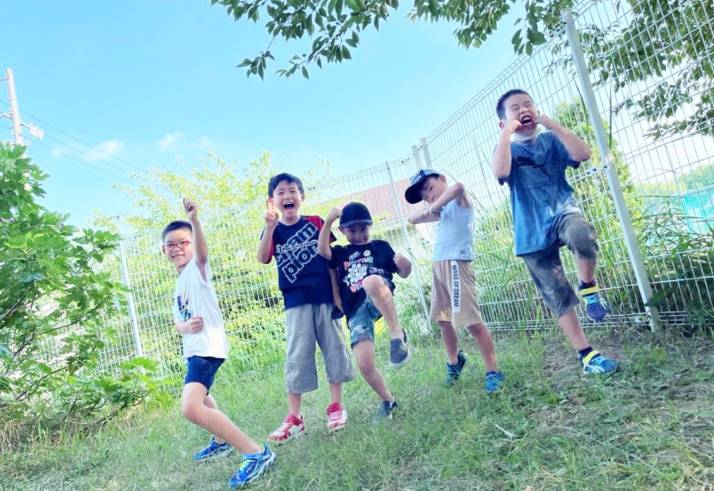 「東郷町立 兵庫児童館」の裏庭で遊ぶ子供たち