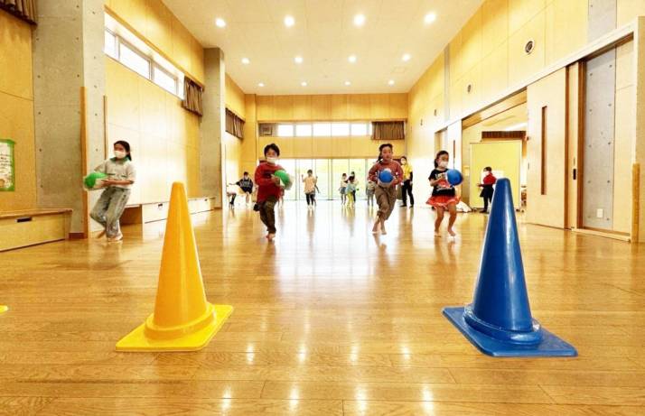 「東郷町立 兵庫児童館」の遊戯室で遊ぶ子供たち