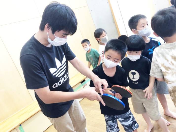 「東郷町立 兵庫児童館」で交流する中学生と小学生の子供たち
