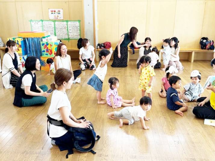 「東郷町立 兵庫児童館」で交流する乳幼児と親御さん