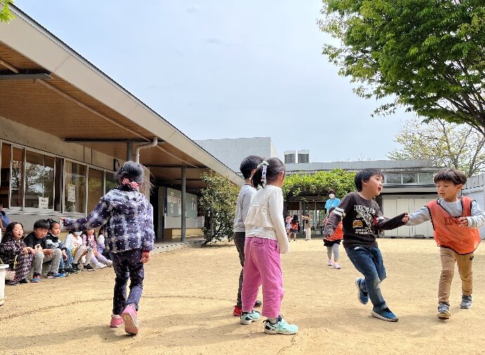 東郷町立 兵庫児童館の中庭で遊ぶ子どもたち