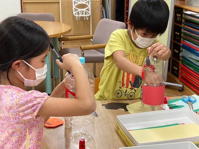 東郷町立 兵庫児童館のチョキチョキラボで楽しんでいる子ども