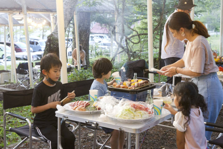 長野県北佐久郡立科町にある白樺高原ホテルでバーベキュー料理を食べている子どもたち