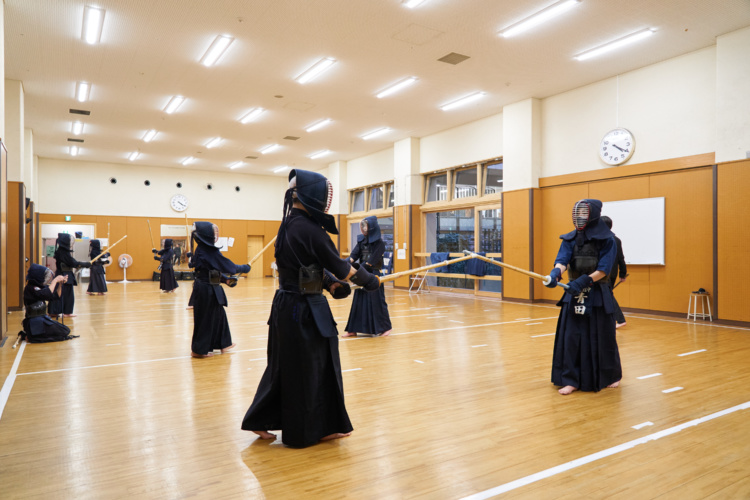 剣道場で稽古をする郁文館中学校の剣道部員