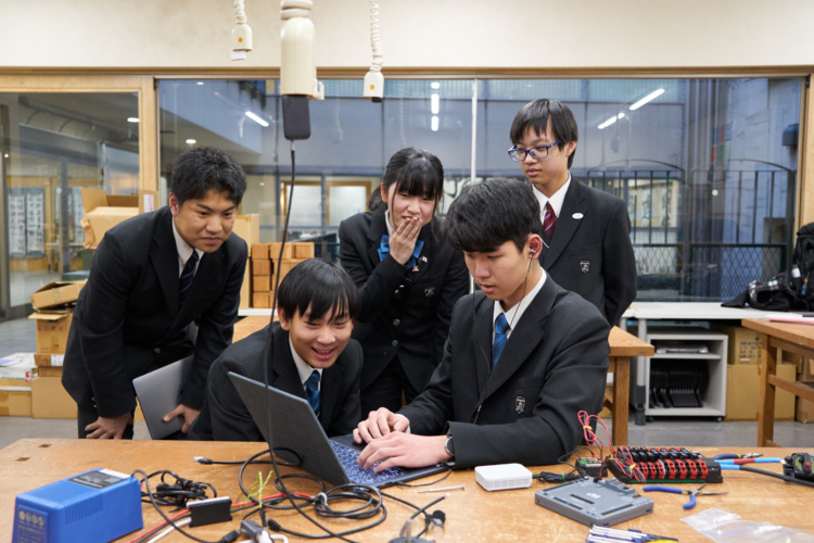 海外の生徒とビデオ通話をする「ZENSHIN」のメンバー