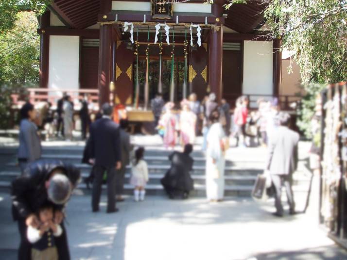 稲毛神社のご社殿前で七五三詣の写真を撮る様子
