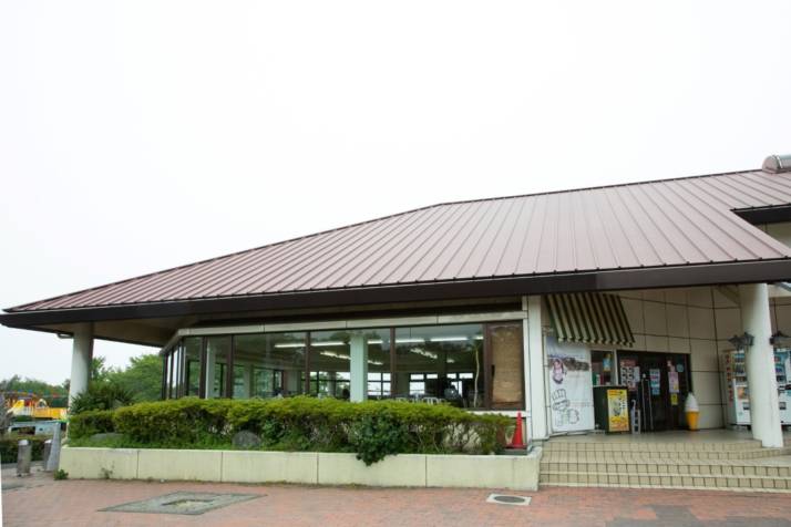 「道の駅 一本松展望園」に併設された「レストラン ブルーライン一本松」の正面外観