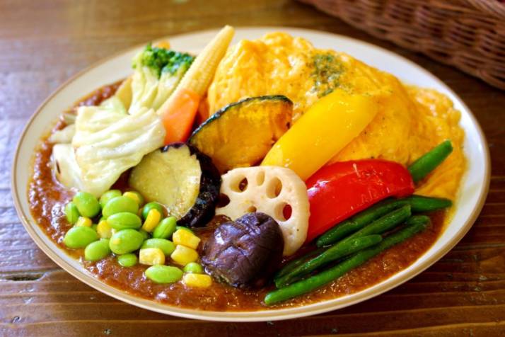 「道の駅 一本松展望園」に併設された「レストラン ブルーライン一本松」で提供される「たっぷり野菜のカレーオムライス」