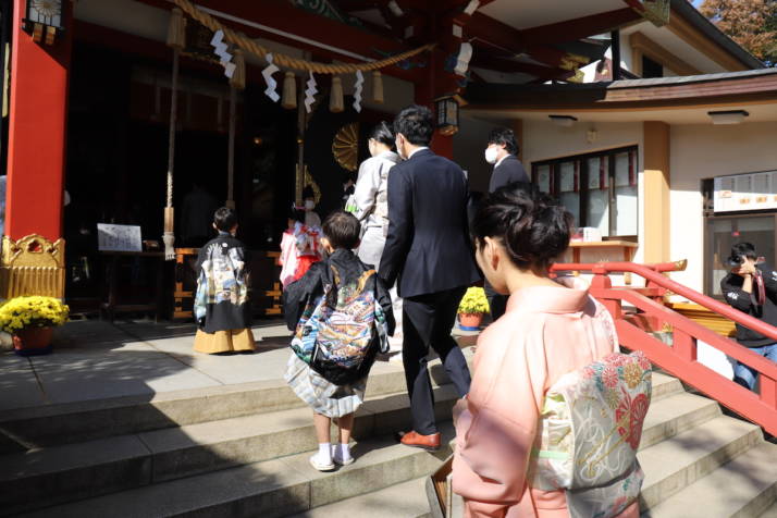 七五三詣で居木神社を訪れた親子