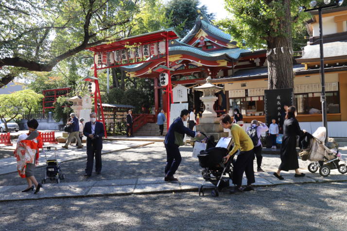 居木神社の境内で七五三の記念撮影をする参拝客
