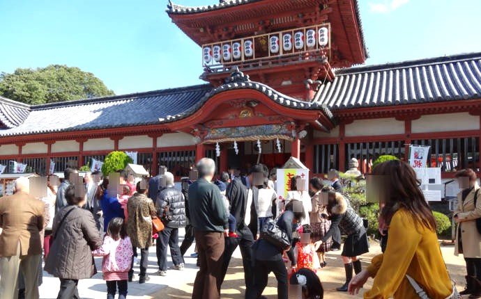 愛媛県松山市にある伊佐爾波神社での七五三のにぎわい