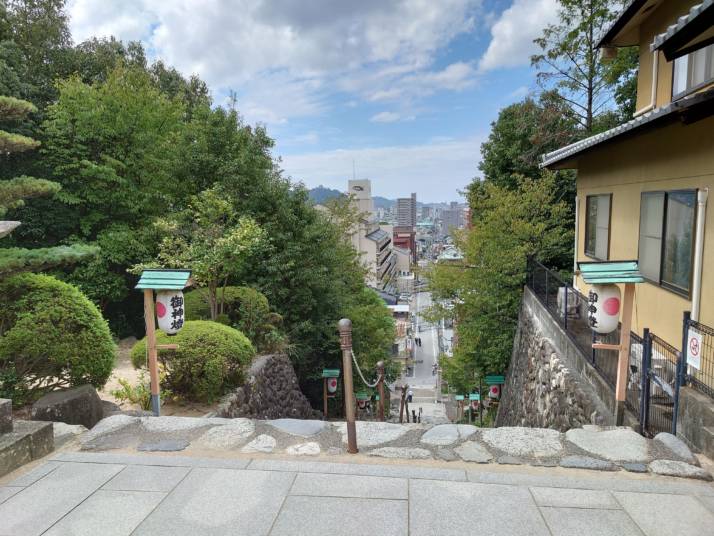 伊佐爾波神社の石段から眺める松山平野