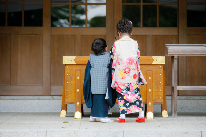 北海道岩内郡の岩内神社にお詣りをしている子どもたち