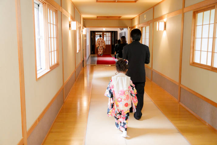 北海道岩内郡にある岩内神社の廊下を歩く女の子