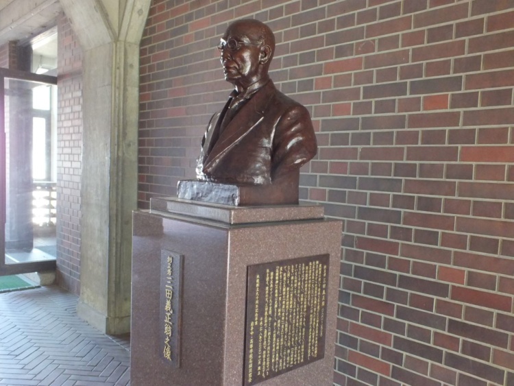 岩手中学校・高等学校にある三田義正氏の銅像