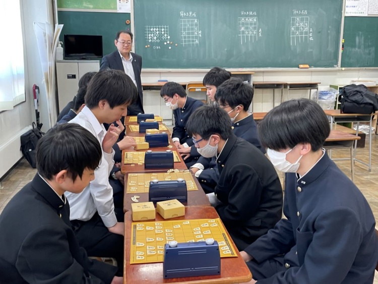 岩手中学校・高等学校の囲碁・将棋部の活動風景