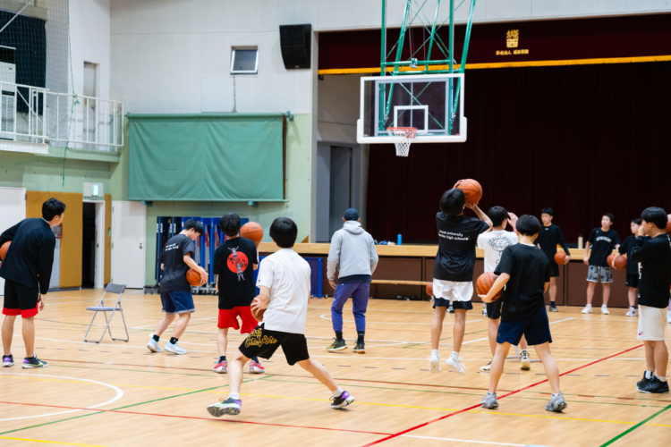 城西中学・高等学校の体育館でバスケットボールの練習をする生徒たち