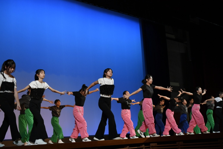 「日本女子大学附属中学校・高等学校」の体操クラブの生徒たち