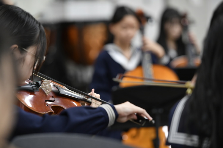 「日本女子大学附属中学校・高等学校」の弦楽合奏クラブに属する生徒たち
