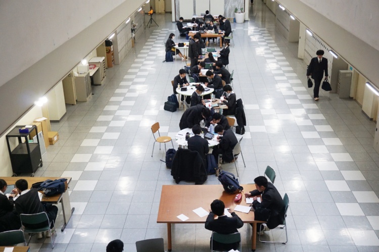 開智中学・高等学校の校舎1階の吹き抜けスペースで自習する生徒たち