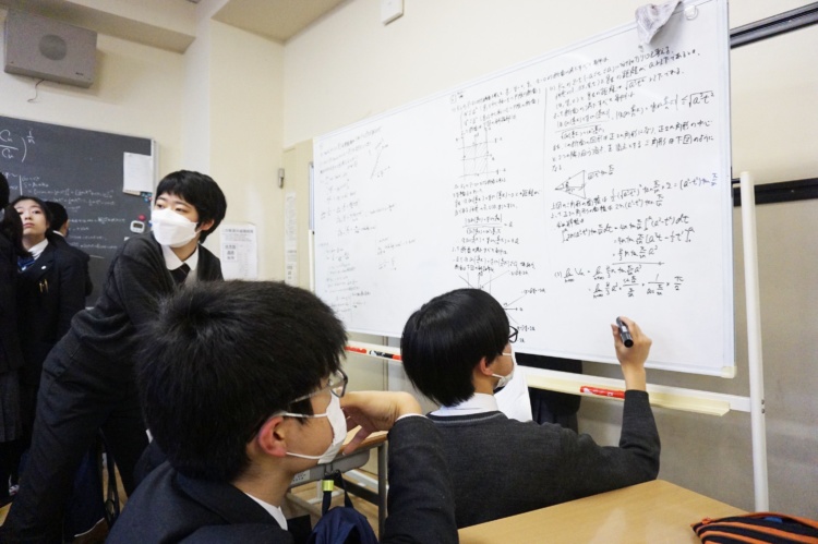 開智中学・高等学校で数学の特別講座に取り組む生徒たち