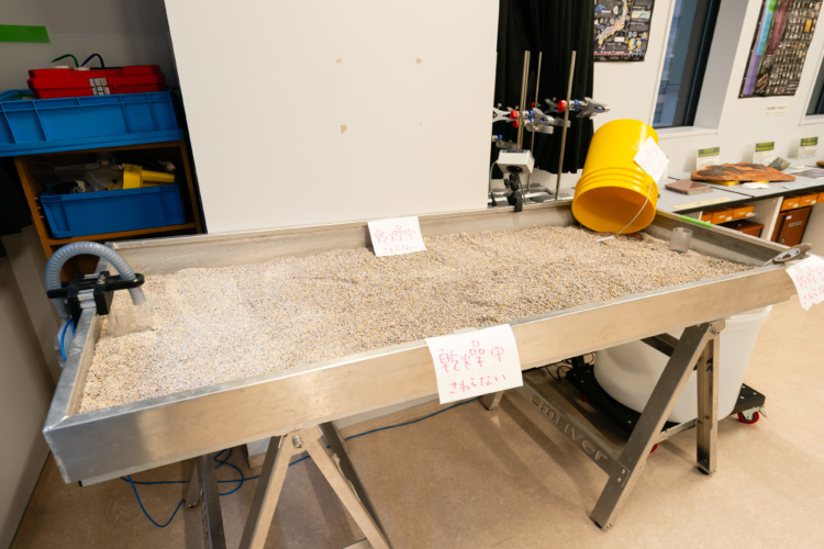 地学実験室にある流水実験装置「エムリバー」