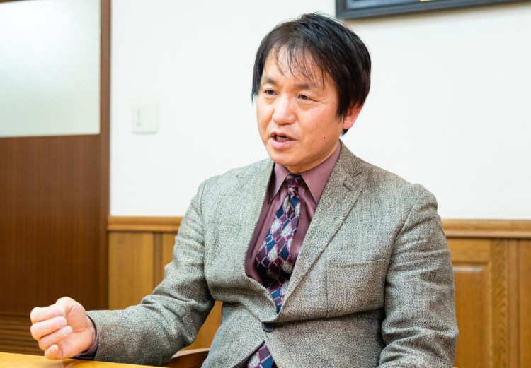 インタビューに応える海城中学高等学校の入試・広報室長の中田先生
