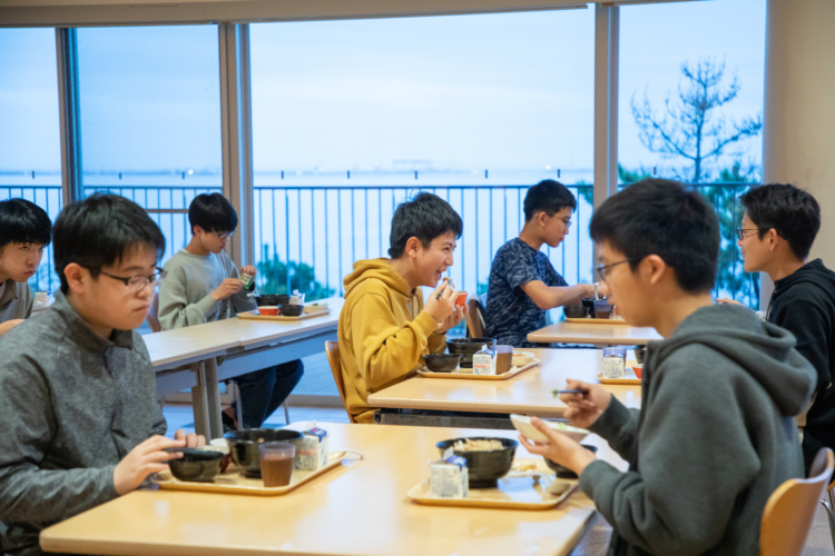 海陽学園海陽中等教育学校の食堂で食事をする生徒たち