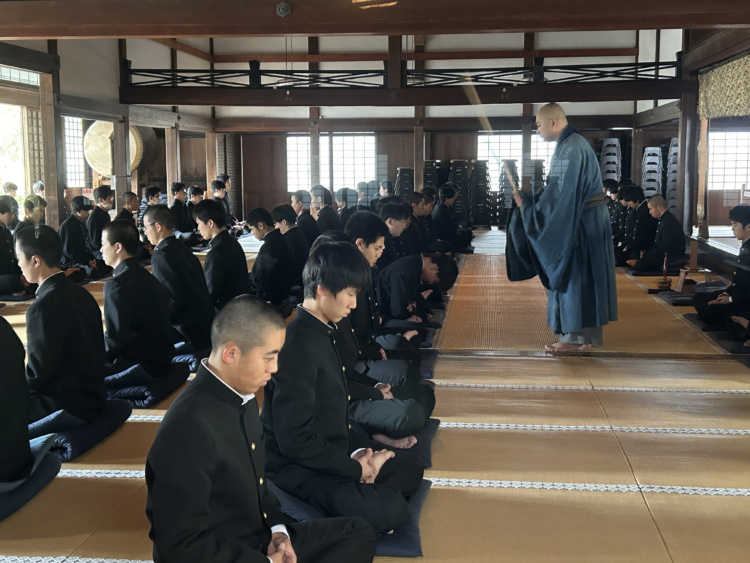 建長寺で坐禅をする鎌倉学園中学校・高等学校の生徒たち