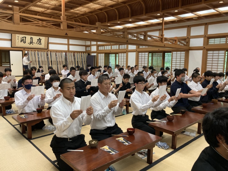 建長寺で研修を受ける鎌倉学園中学校・高等学校の生徒たち