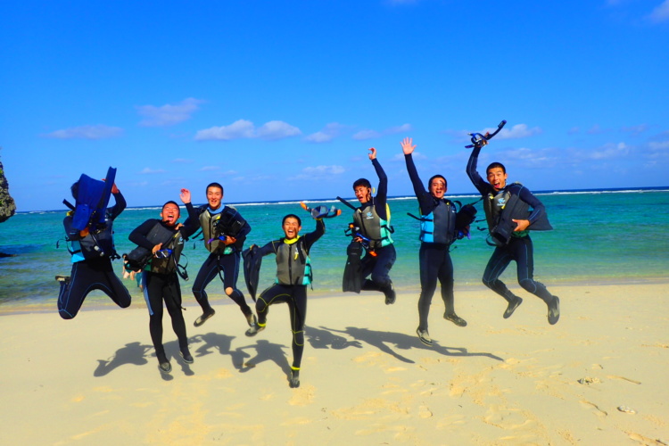 海岸でジャンプする鎌倉学園中学校・高等学校の生徒たち