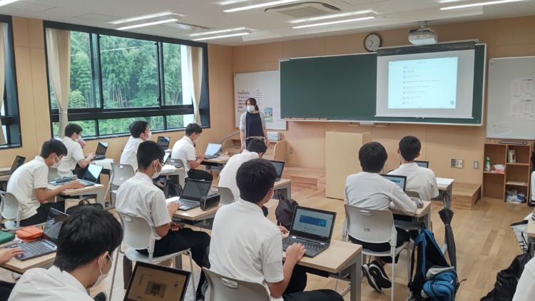 鎌倉学園中学校・高等学校がの教室で授業を受ける生徒たち