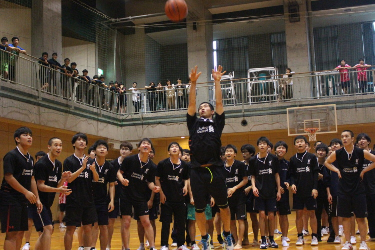 鎌倉学園中学校・高等学校の体育館に集まりバスケットボールをする生徒たち