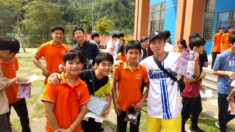 ベトナム人の生徒と交流する鎌倉学園中学校・高等学校の生徒たち